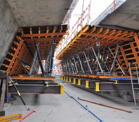 Piédroit et aile de pont poussé.