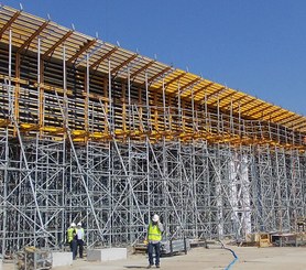 Coffrage de poutres ENKOFORM HMK pour la construction d’un tablier de viaduc.