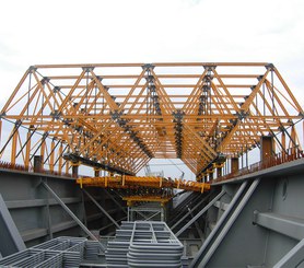 Intérieur de la structure métallique.