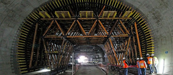 Tunnels routiers ou ferroviaires.