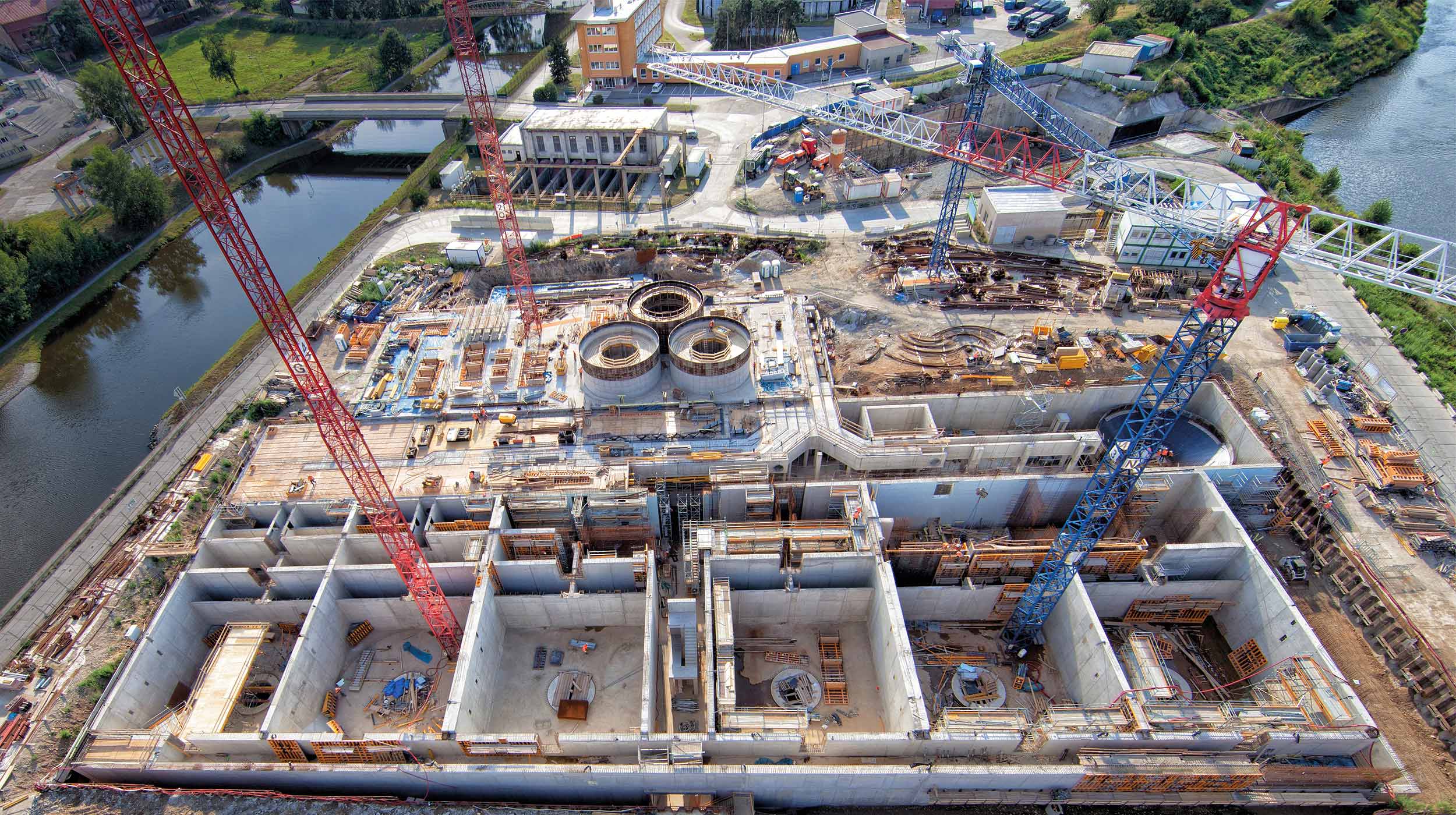 Coffrage de murs et de poteaux, coffrage une face, coffrage circulaire et accessoires de coffrage pour la construction de murs en béton, poteaux, pignons, fondations, semelles, culées, etc.
Une large gamme de systèmes de coffrage en béton pour tous types de projets dans le domaine de la construction.