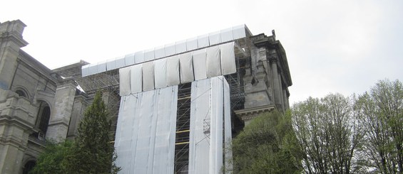 Structures métalliques destinées à la protection des opérateurs et des piétons pour les travaux de restauration.