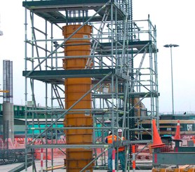 Tours d’échafaudage pour le bétonnage de colonnes.