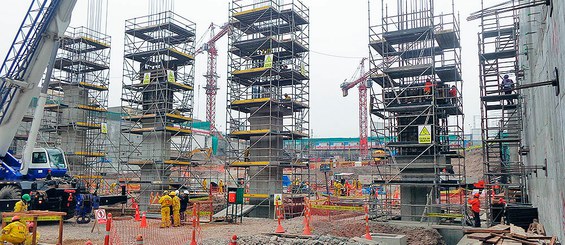 Tours d’échafaudage pour le bétonnage de colonnes.