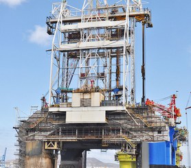 Plateformes de travail et accès sécurisés pour la maintenance de plateformes pétrolières.