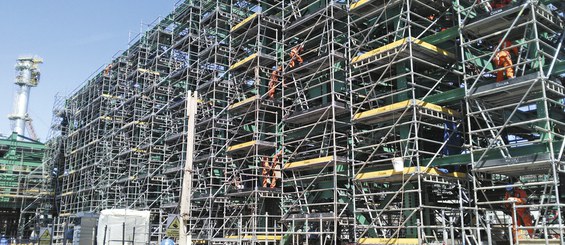 Échafaudage BRIO pour travaux de maintenance et de construction dans une raffinerie.