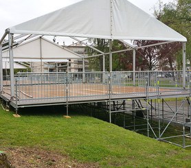 Calage et Installation des chapiteaux ou modules en emplacements non adaptés lors de fort dénivèle.