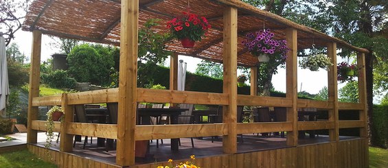 Plateforme Terrasse de restaurant : Structure BRIO habillé en bois.