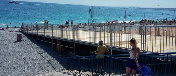 Adaptabilité à toute sorte de terrain : Installation sur sable pour accès public et PMR.