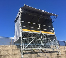 Adaptabilité à toute sorte de terrain, espace et hauteur : Installation sur gradin.