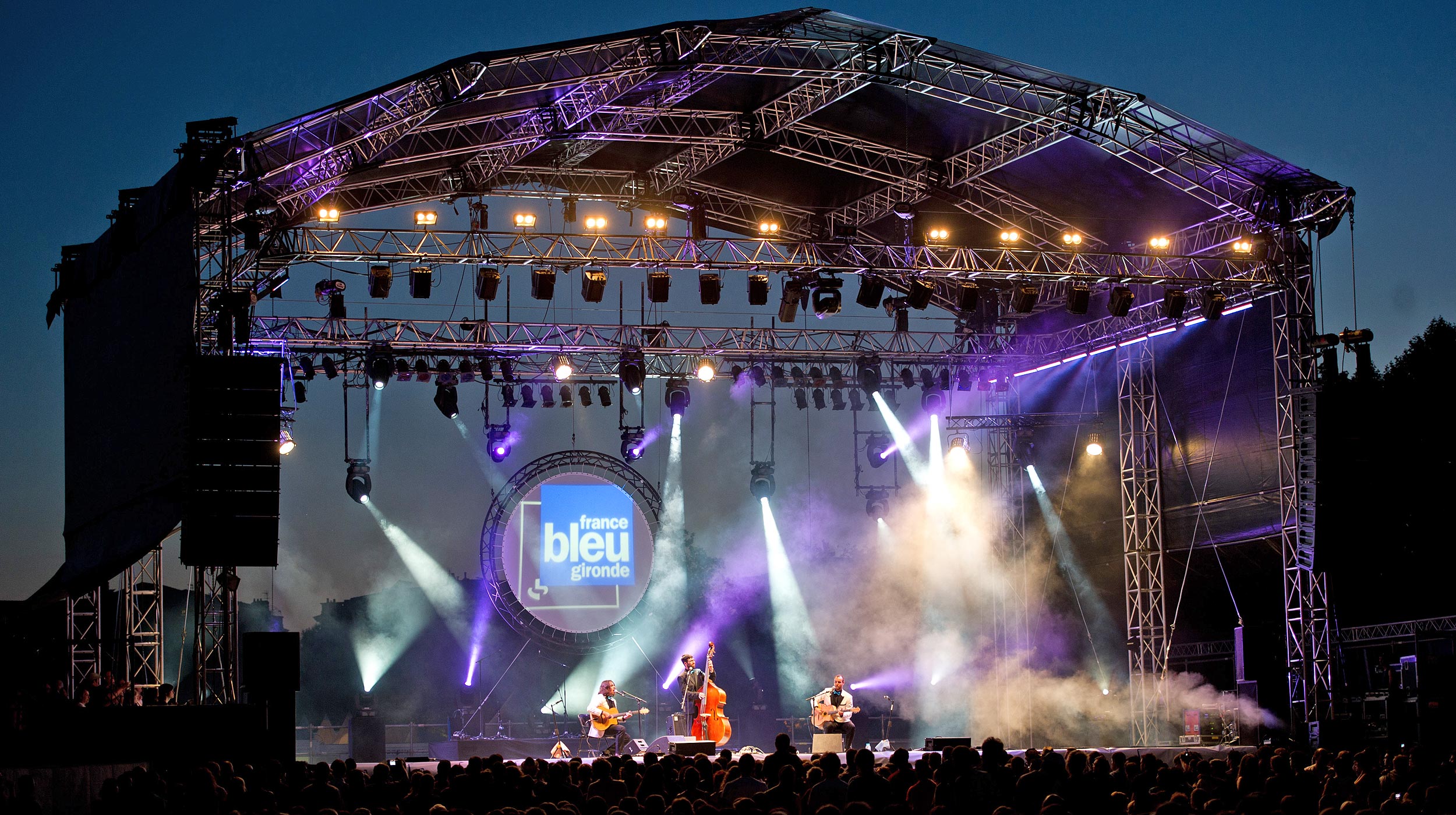 Toutes les scènes BRIO peuvent être équipées d’un gril technique couvert ou non, de la plus petite à la plus grande et pour tout type de manifestation : concert, festival, théâtre aménagement de salle de spectacle…