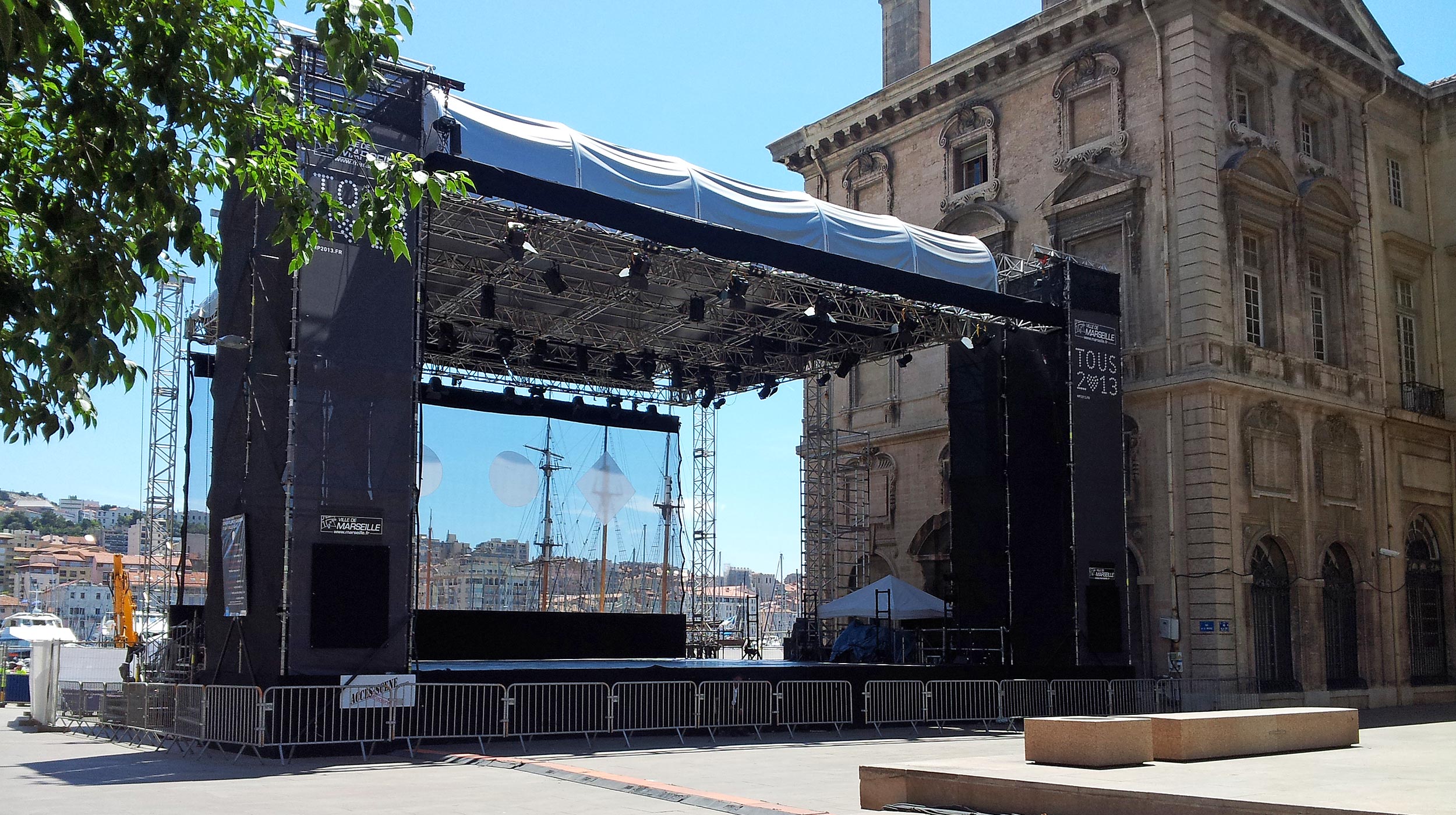 La scène BRIO FESTIVAL a été conçue pour les spectacles de plein air dans des sites très exposés et pour de longues durées. 
Sa conception permet un bâchage complet et des ouvertures de scène de 12,00 à 20,00 m.