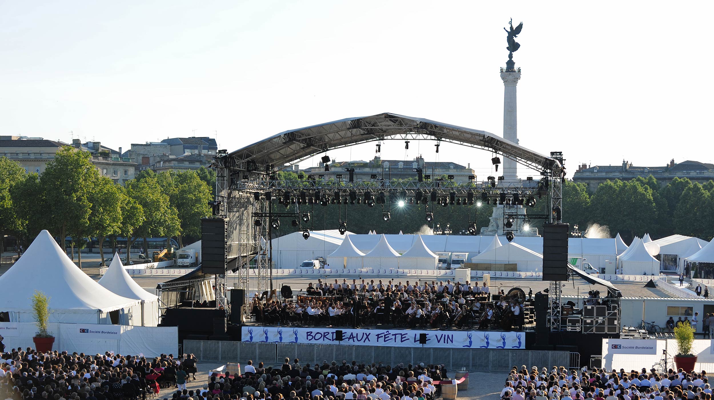 Les scène BRIO PRO 400/500 sont idéales pour les concerts, festivals, galas de variété et spectacles de plus de 1000 personnes. La structure du toit est composée de poutres carrées en aluminium de 400 ou 500 mm assemblées par goupilles.