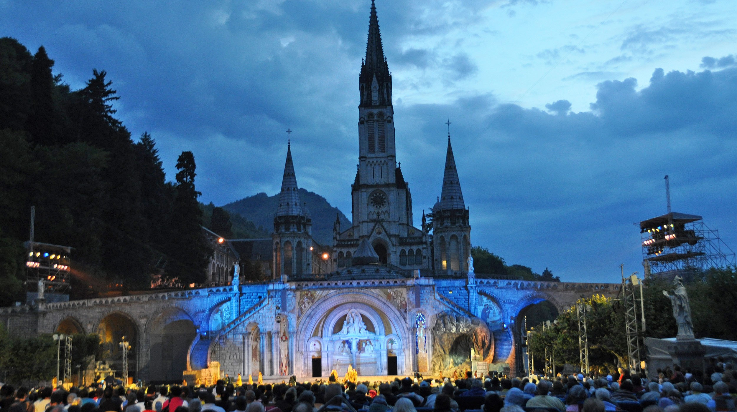 Une solution pour chaque besoin, en différentes hauteurs et longueurs pour assurer la meilleure illumination ou prise d’images pour le spectacle.