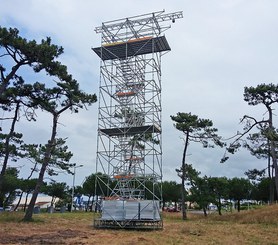 Structure multidirectionnel en acier galvanisé combiné  avec escaliers en aluminium.