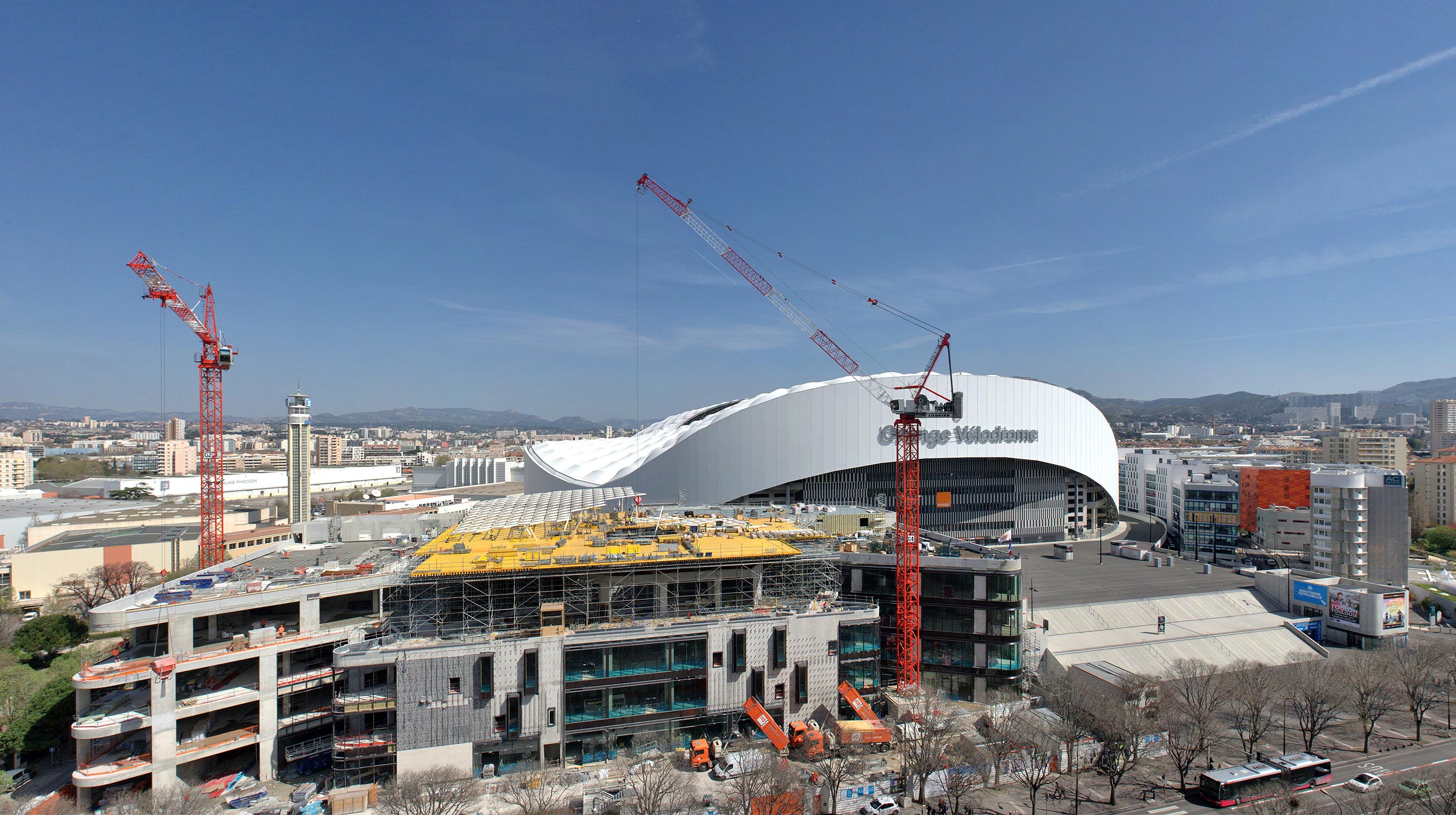 6 mois d’études techniques sous environnement BIM pour ce projet hors norme. ULMA Construction a réalisé une plateforme de près de 3500 m² avec 330 tonnes de matériel à une hauteur de travail de 26 m.