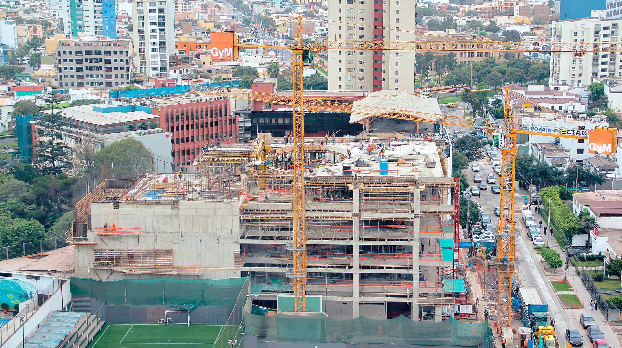 Construit sur un terrain de 2 010 m², le bâtiment compte 5 étages et 6 sous-sols, et occupe une aire couverte de 17 000 m².