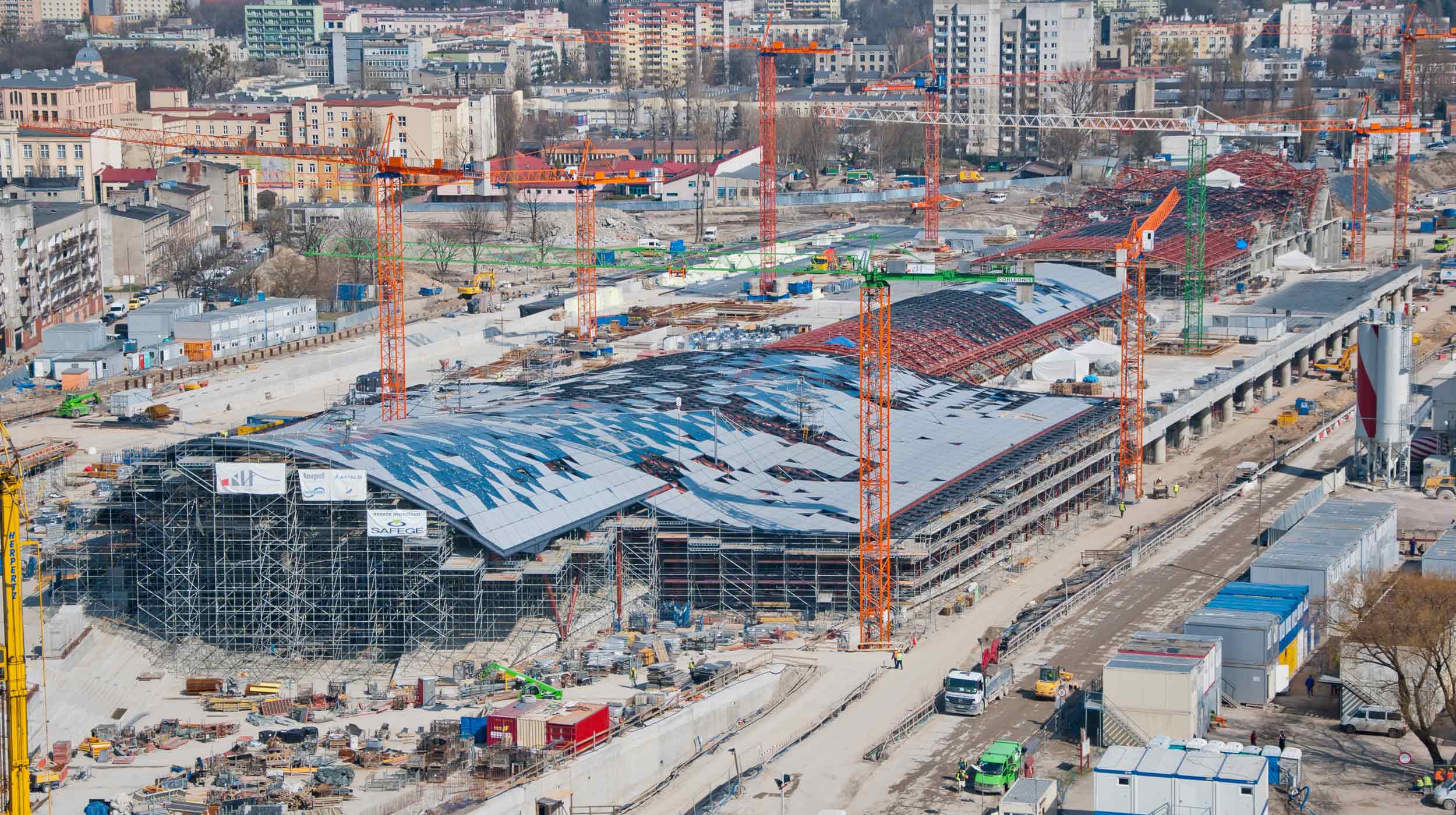 La mise en place de projets de telles dimensions requiert le déploiement d’une grande capacité logistique similaire à celle dont ULMA Construction disposons dans la région.