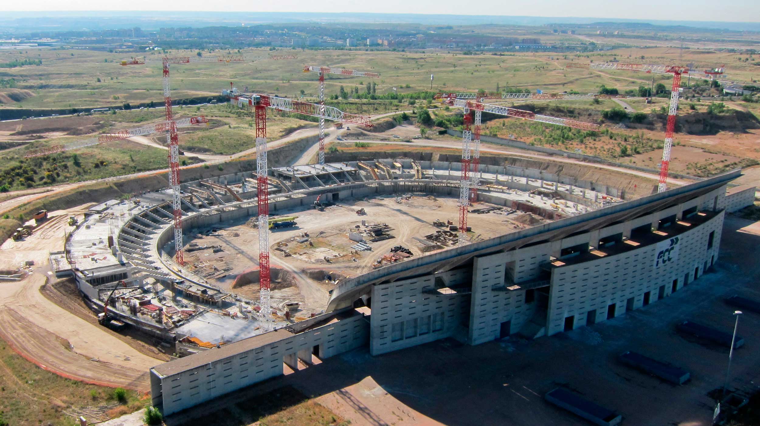 Après rénovation, le stade Wanda Metropolitano a une capacité d'accueil de 68 000 personnes et a été construit en forme d'ellipse avec des essieux de 300 et 255 mètres.