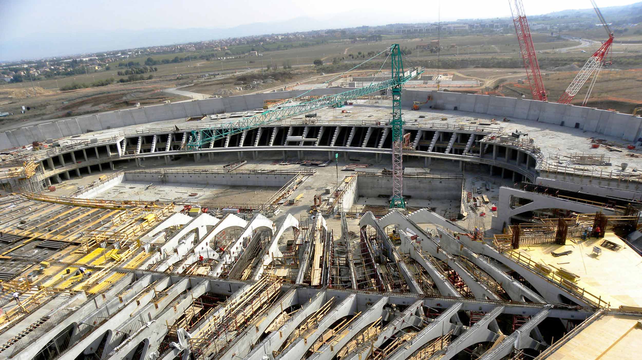 Conçue par l’architecte Santiago Calatrava, la “Città dello Sport” propose un stade de football, des pistes d’athlétisme, des boutiques, des bureaux, des résidences, des bibliothèques, le nouveau Palais des sports, le club de natation et le rectorat de l’université de Tor Vergata.