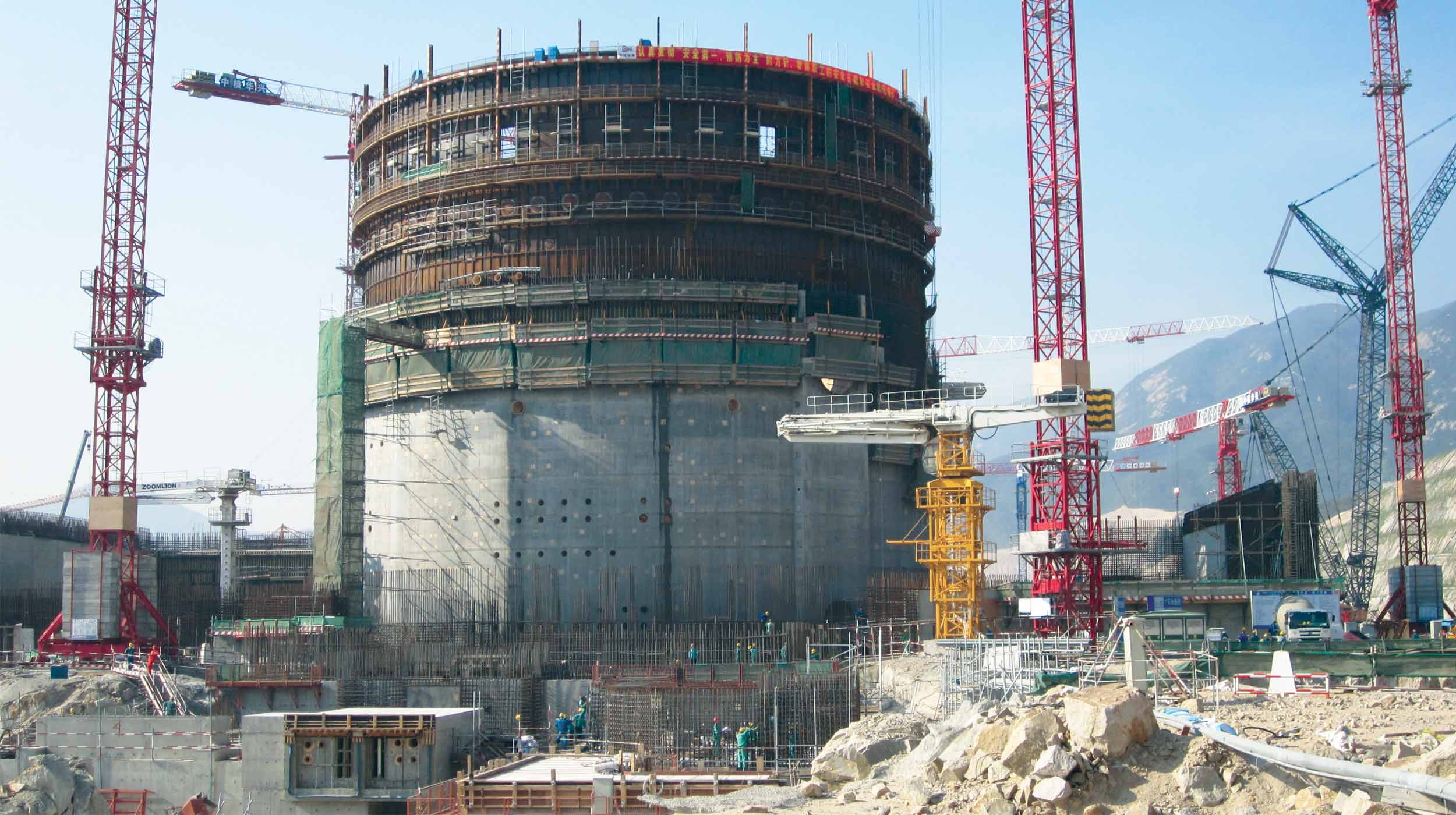 Cette centrale nucléaire fonctionne avec un réacteur EPR de 3e génération à eau pressurisée.