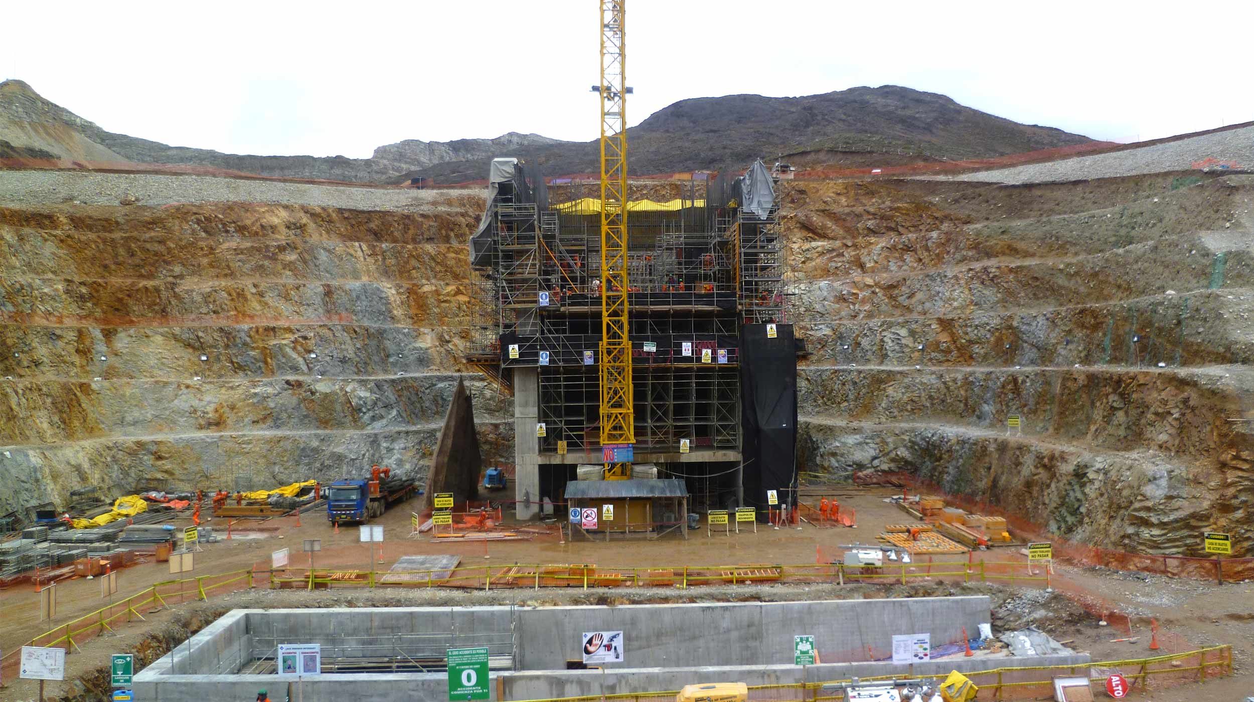 Des projets tels que cette mine à ciel ouvert, avec de nombreuses constructions diverses et variées, requièrent plusieurs solutions et des produits adaptés à chaque scénario.