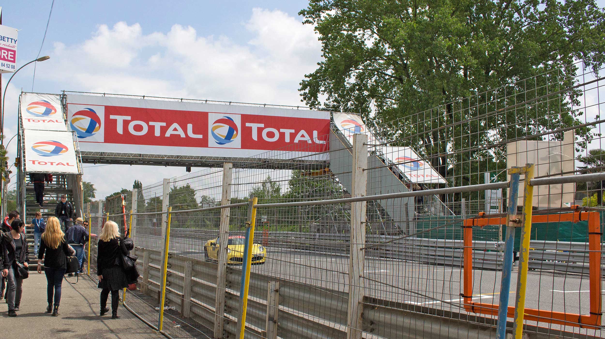 Création d'une passerelle permettant aux spectateurs du Pau Grand Prix d'accéder aux zones Paddock en traversant la piste du circuit.