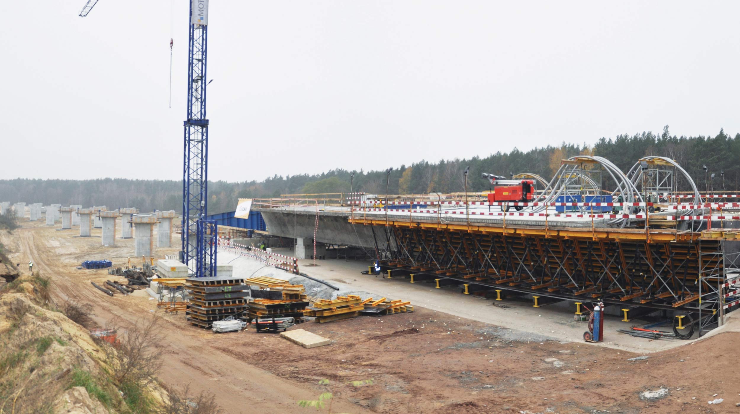 Ce pont fait partie de l’Autoroute S3, qui reliera la mer baltique à la République Tchèque.