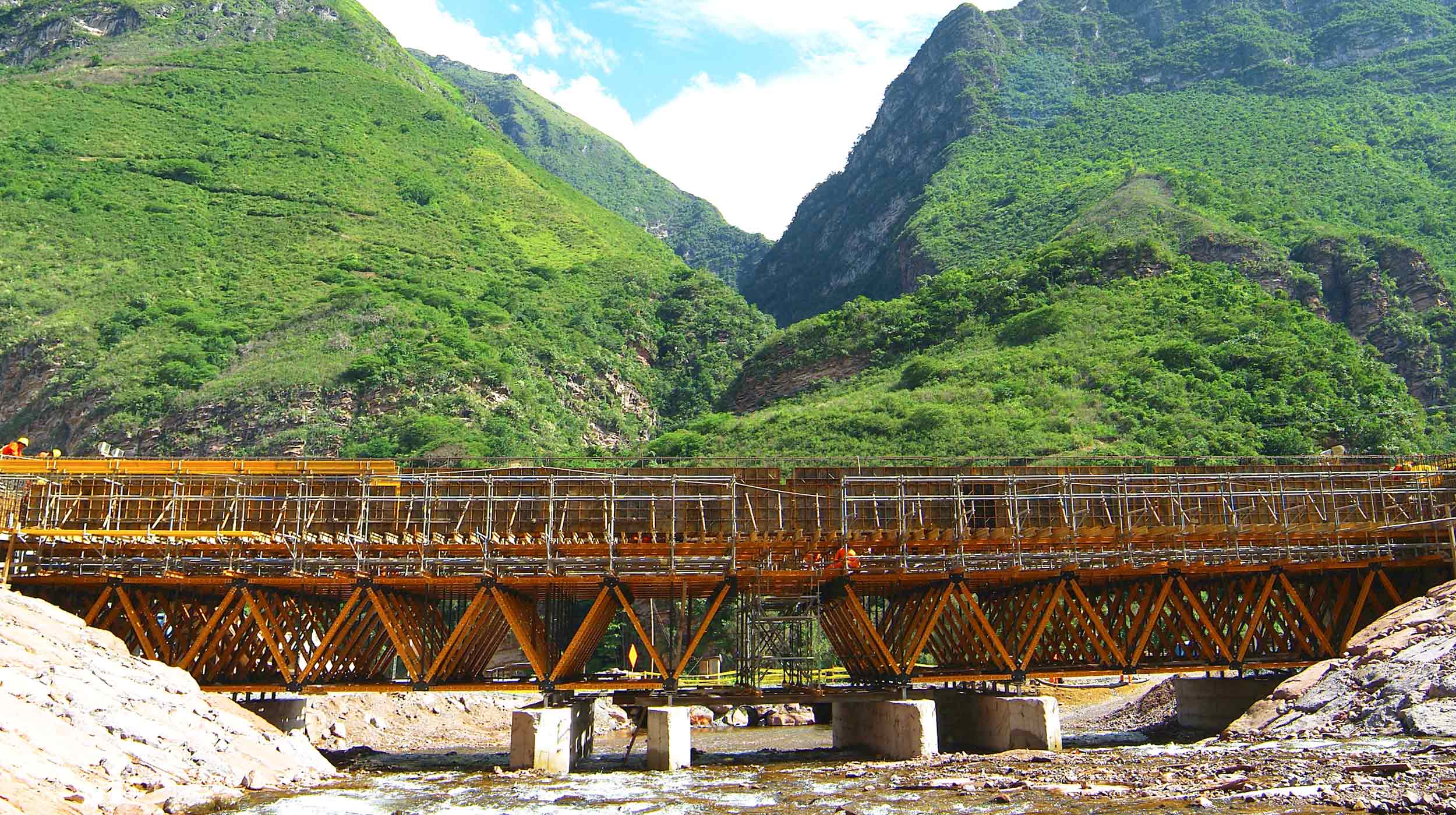 Mesurant 40 m de long et 9,4 m de large, le pont Tingo se situe dans la région amazonienne de Bagua Grande, sur la route interocéanique nord, longue de 900 km.