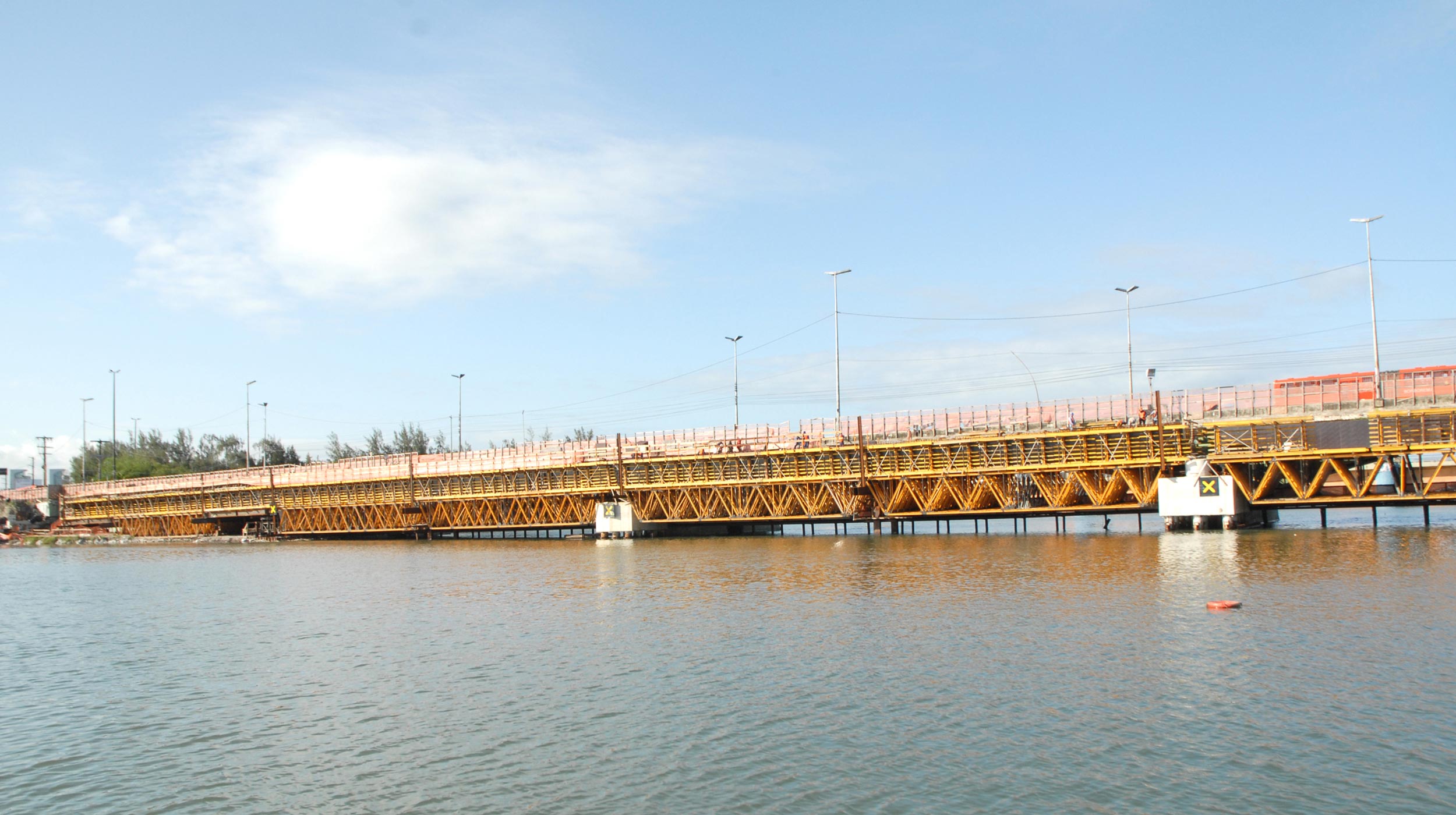 Pour la construction de ce pont, nous avons utilisé les fermes MK, qui se sont facilement adaptées aux différentes longueurs des travées.