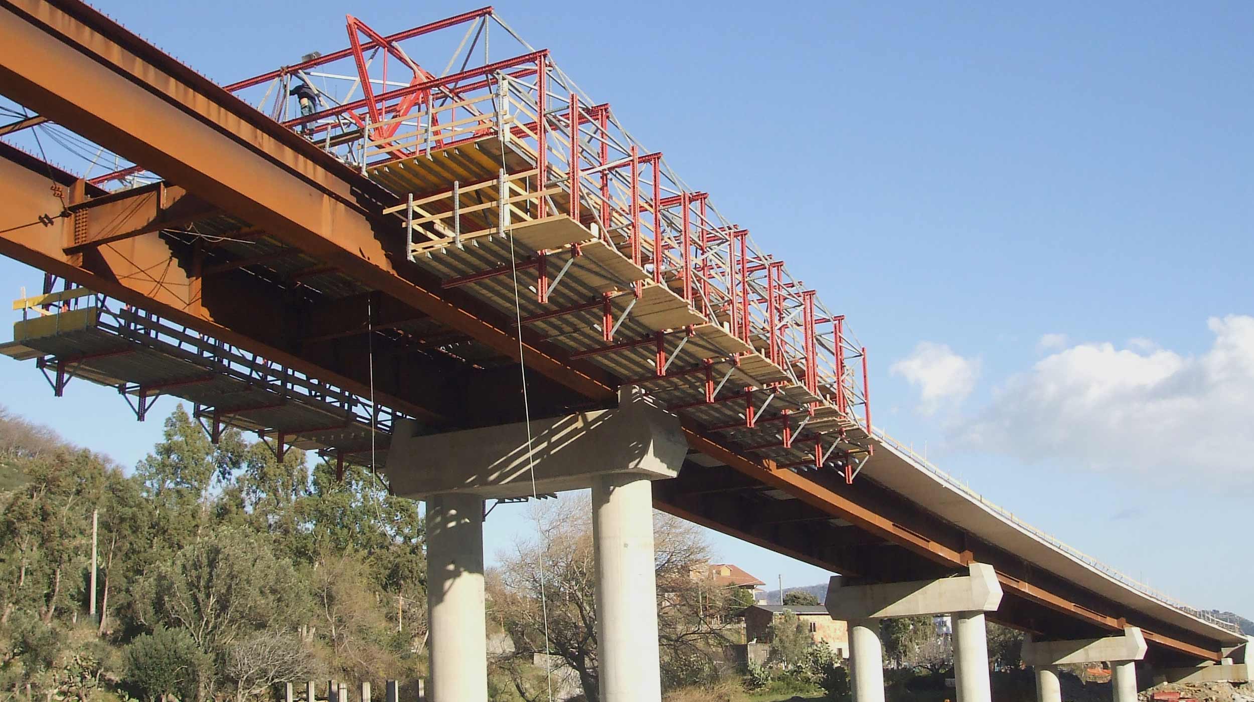 Le pont mixte “Viaduc Plati” fait partie de l’autoroute Bovolino- Bagnara, qui traverse la région de Calabre, dans le Sud de l’Italie.