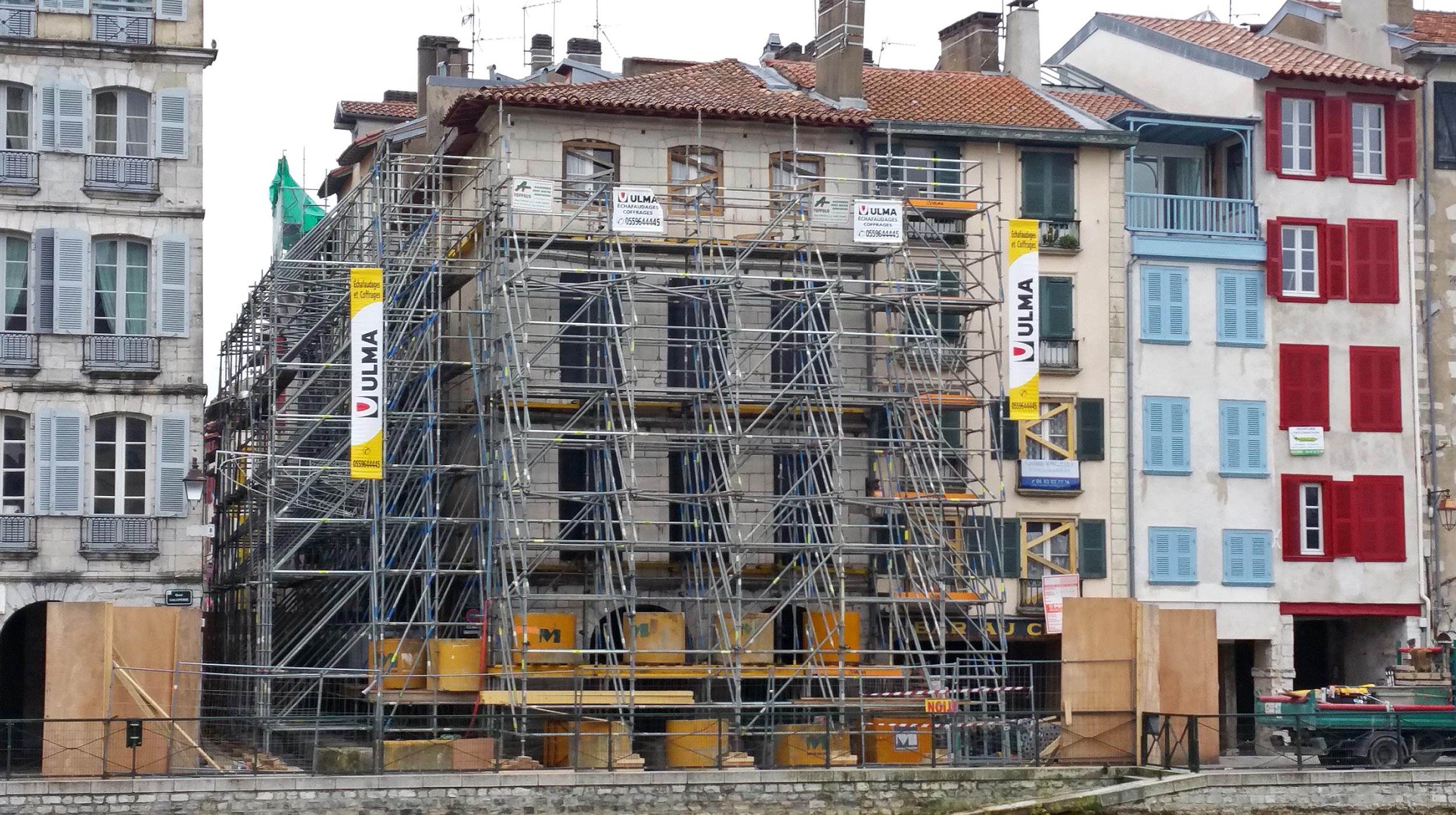 Travaux de réhabilitation d’un immeuble de 5 niveaux avec mesures conservatoires de la façade par étaiement provisoire avec l’échafaudage multidirectionnel BRIO lesté.