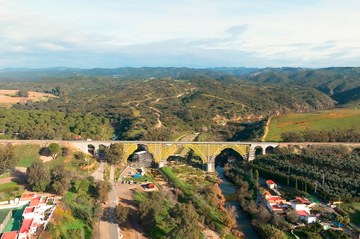 14 000 m² d’échafaudages pour la réparation du pont qui enjambe la Rivera de Huesna, dans la province de Séville