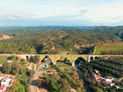 14 000 m² d’échafaudages pour la réparation du pont qui enjambe la Rivera de Huesna, dans la province de Séville