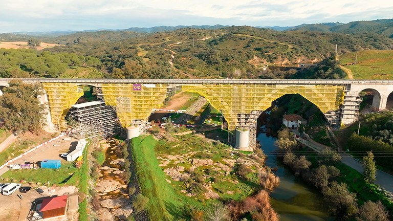 14 000 m² d’échafaudages pour la réparation du pont qui enjambe la Rivera de Huesna, dans la province de Séville