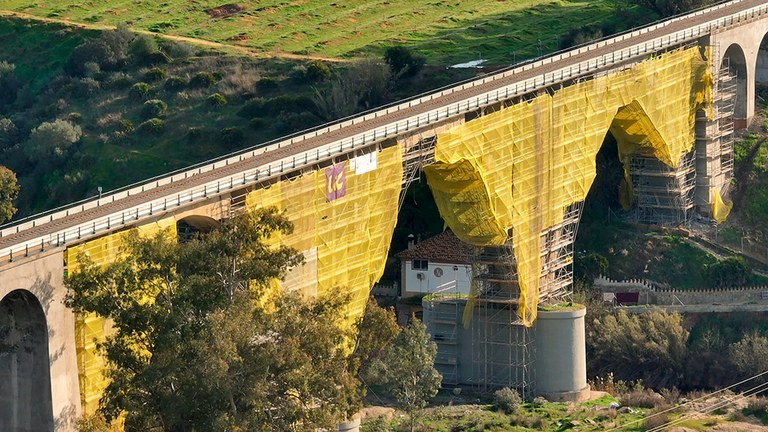 14 000 m² d’échafaudages pour la réparation du pont qui enjambe la Rivera de Huesna, dans la province de Séville