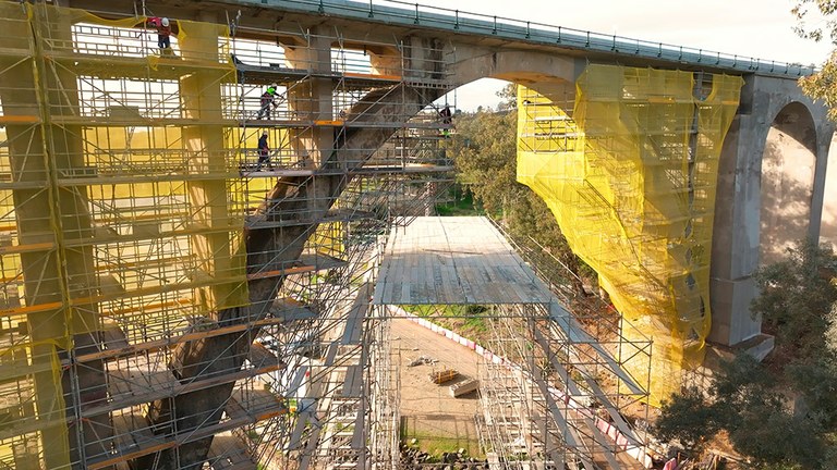 14 000 m² d’échafaudages pour la réparation du pont qui enjambe la Rivera de Huesna, dans la province de Séville