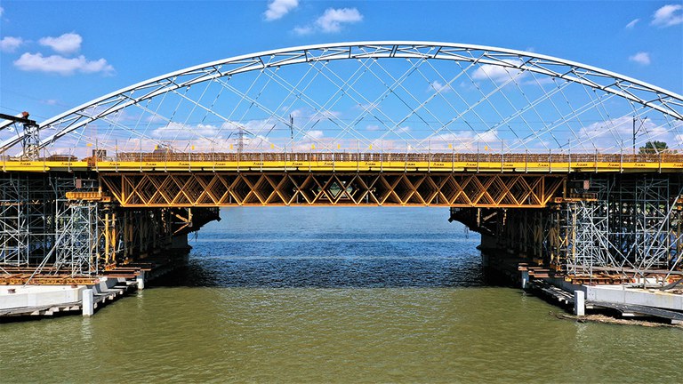 Fermes H-33, une solution modulaire et portante utilisée dans la construction de deux ponts à Cracovie