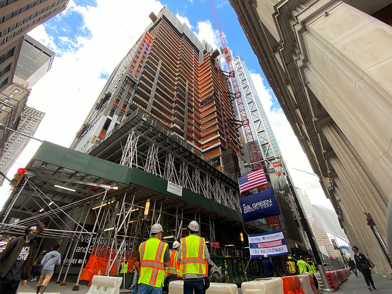Construction du gratte-ciel 185 Broadway dans le quartier financier de New York