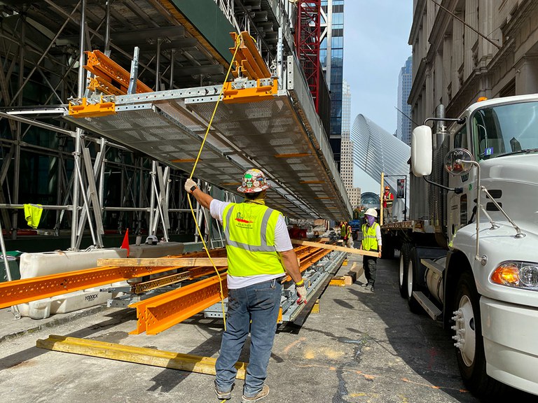 Construction du gratte-ciel 185 Broadway dans le quartier financier de New York