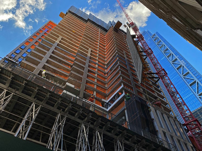 Construction du gratte-ciel 185 Broadway dans le quartier financier de New York