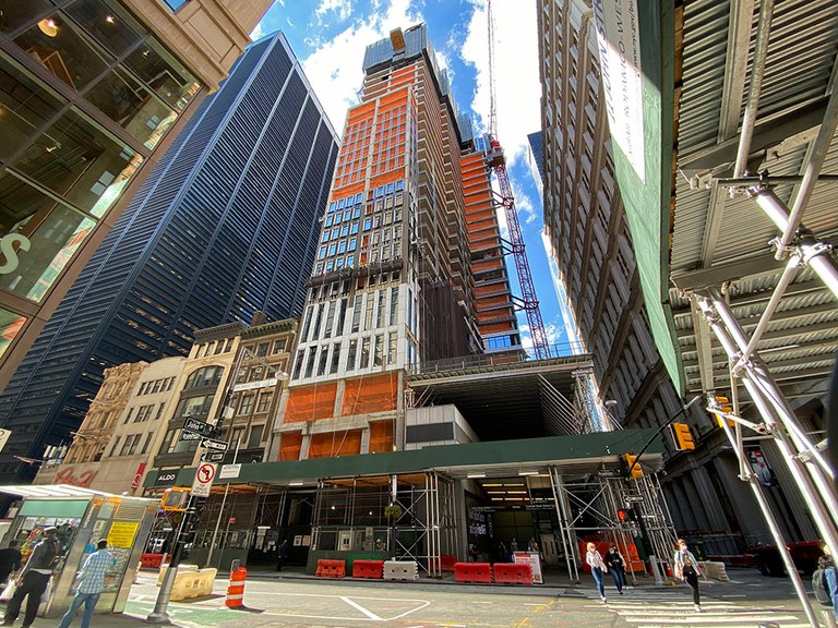 Construction du gratte-ciel 185 Broadway dans le quartier financier de New York