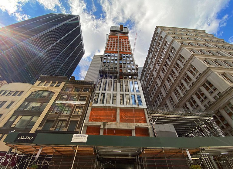 Construction du gratte-ciel 185 Broadway dans le quartier financier de New York