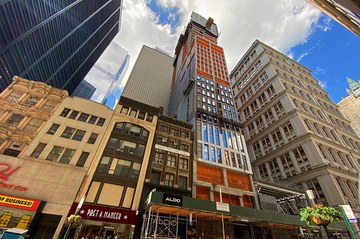 Construction du gratte-ciel 185 Broadway dans le quartier financier de New York