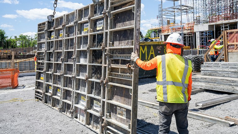 Infrastructure de parking en hauteur à Long Island City, New York, États-Unis.