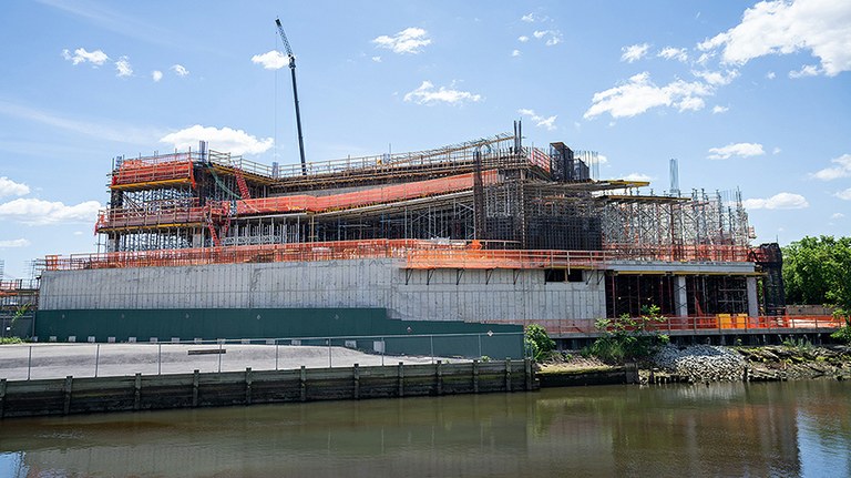 Infrastructure de parking en hauteur à Long Island City, New York, États-Unis.