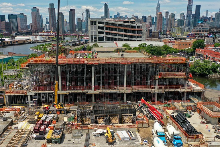 Infrastructure de parking en hauteur à Long Island City, New York, États-Unis.