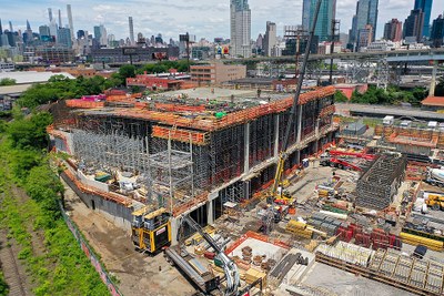 Infrastructure de parking en hauteur à Long Island City, New York, États-Unis.