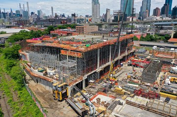 Infrastructure de parking en hauteur à Long Island City, New York, États-Unis.