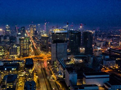 Skyliner, la nouvelle tour qui illumine la nuit de Varsovie